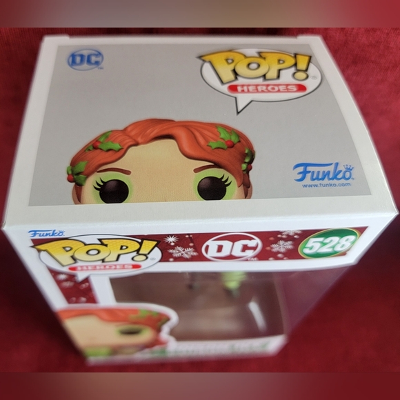 Poison Ivy funko # 528 (nib) With pop protector - Picture 4 of 7